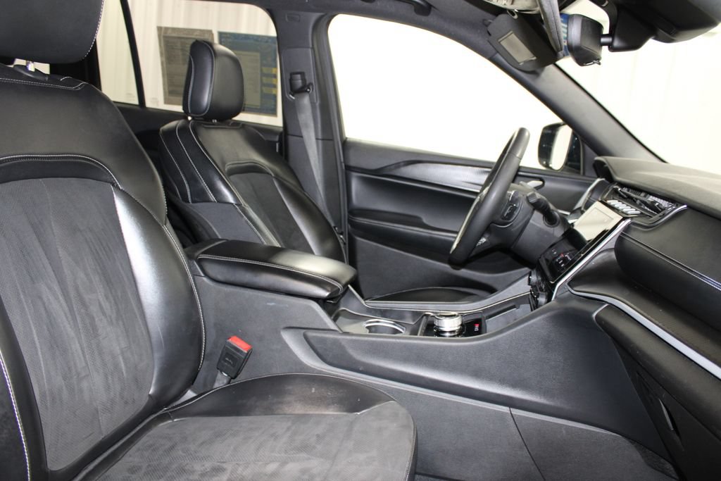Used 2024 Jeep Grand Cherokee Altitude AWD/4WD image 33