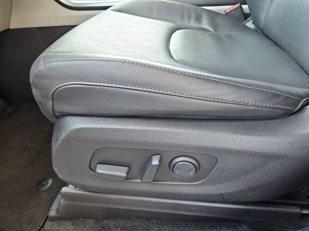Used 2024 Kia Carnival LX FWD image 25