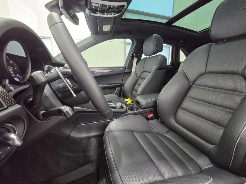 Certified 2026 Porsche Macan GTS image 5