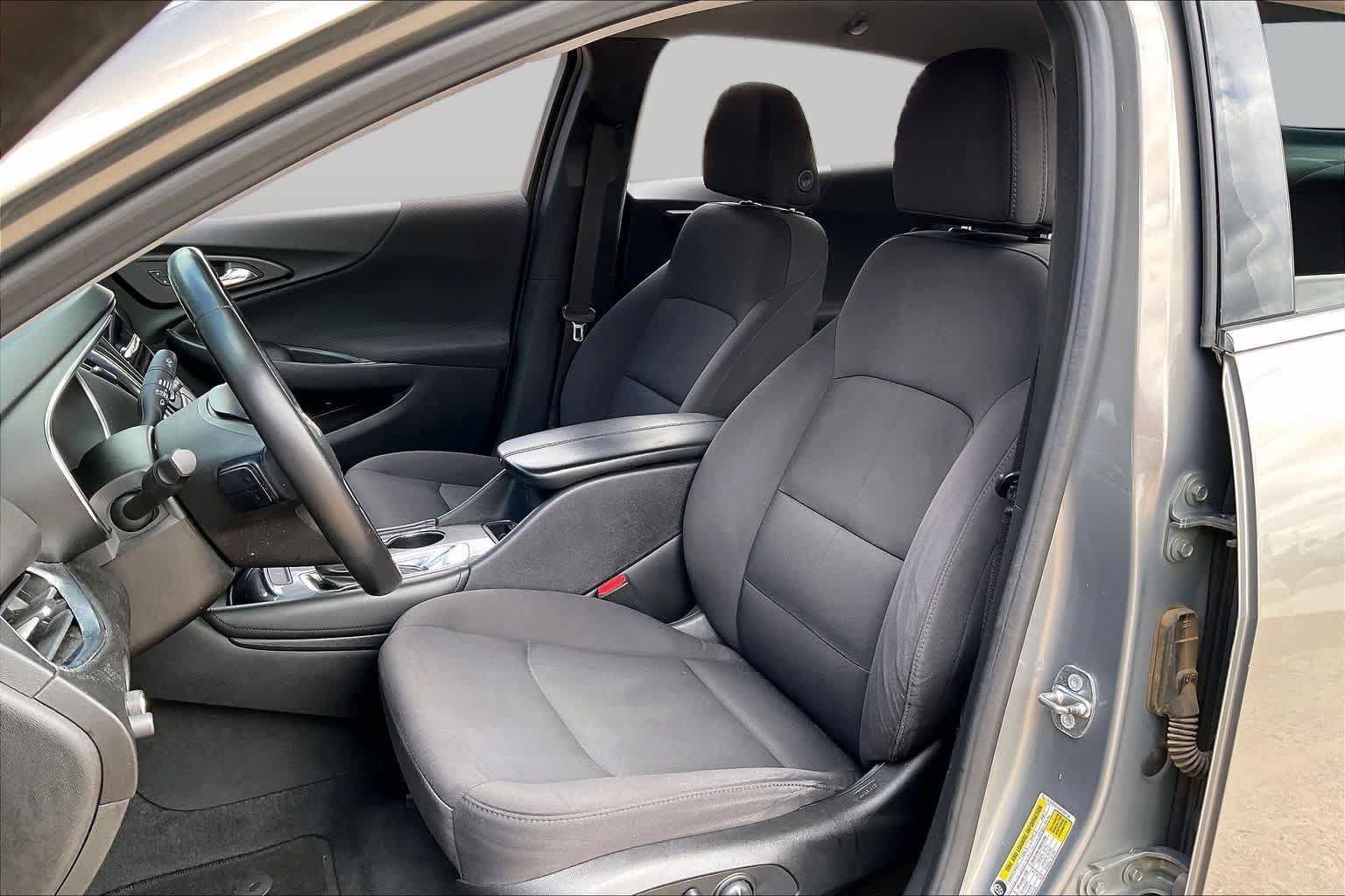 Used 2017 Chevrolet Malibu LT FWD image 9