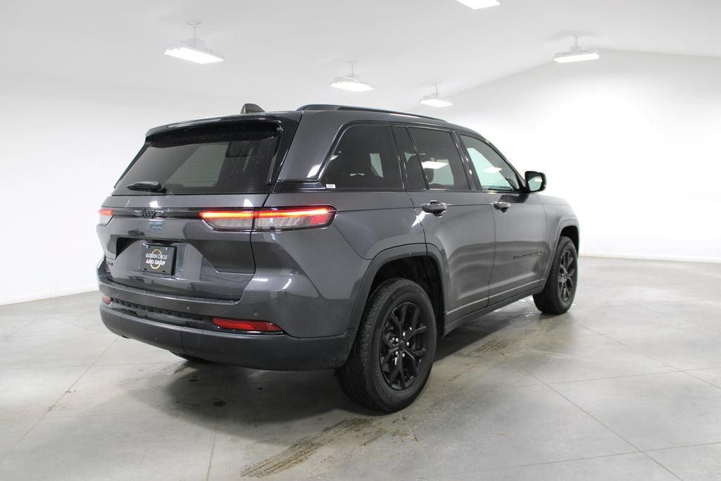 Used 2024 Jeep Grand Cherokee Altitude AWD/4WD image 9