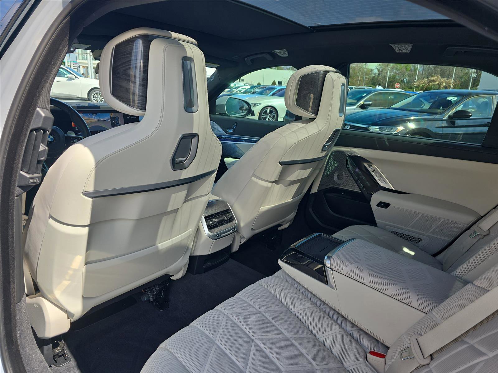 Used 2023 BMW 760i xDrive w/ Luxury Rear Seating Package image 12