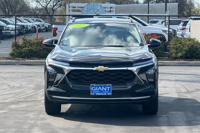 Used 2025 Chevrolet Trax LT w/ LT Convenience Package image 9