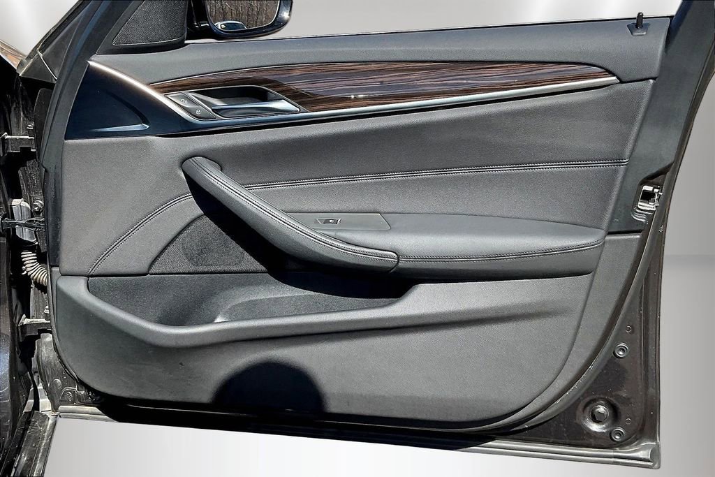 Used 2019 BMW 530e xDrive w/ Convenience Package image 25