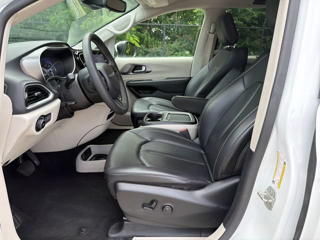 Used 2023 Chrysler Pacifica Touring-L FWD image 11