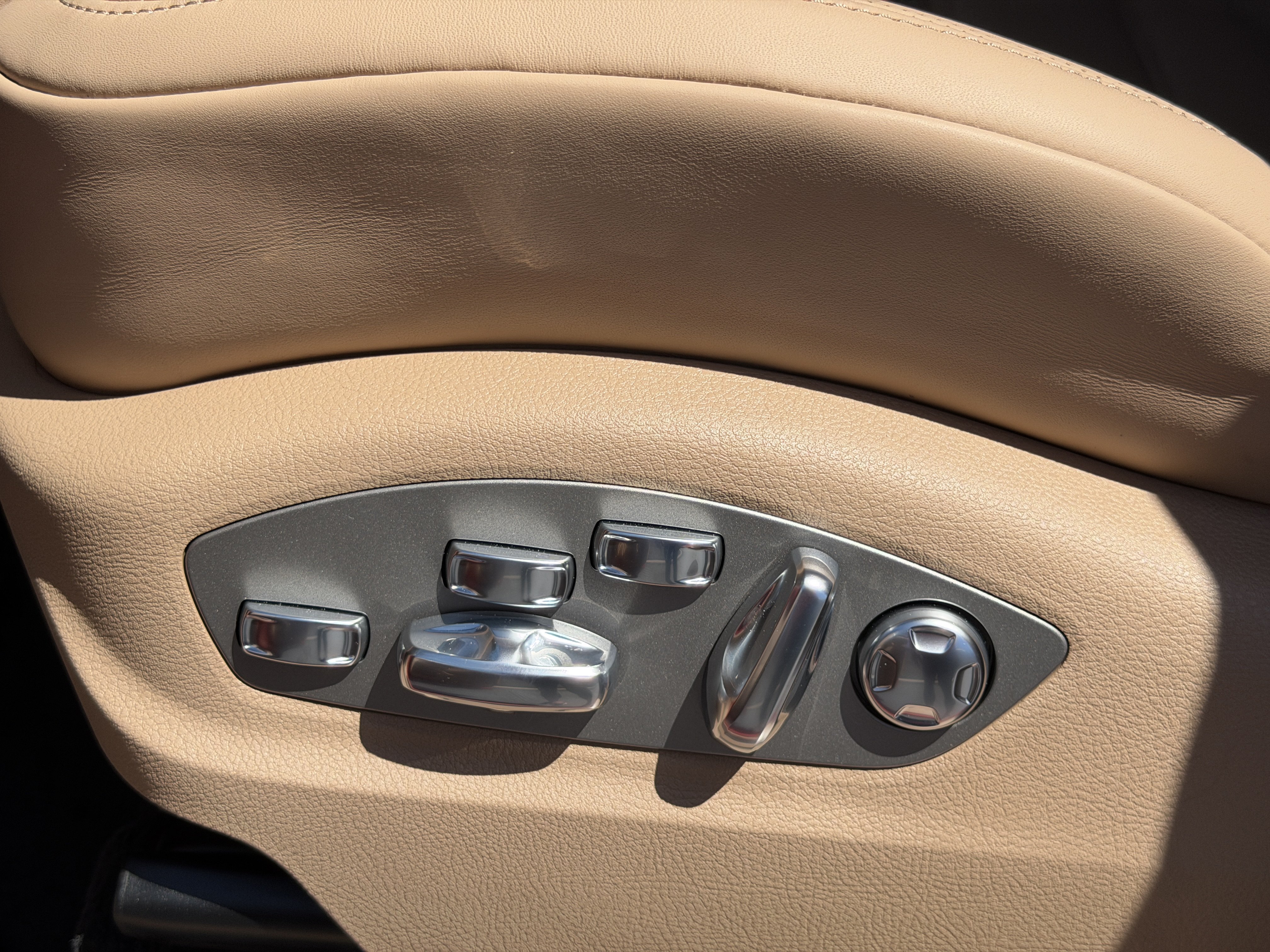 New 2026 Porsche Macan Turbo AWD/4WD image 24
