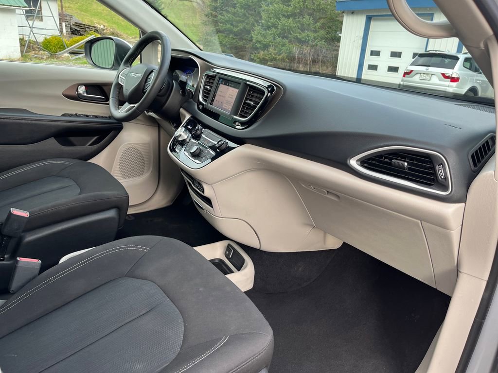 Used 2023 Chrysler Voyager LX image 28