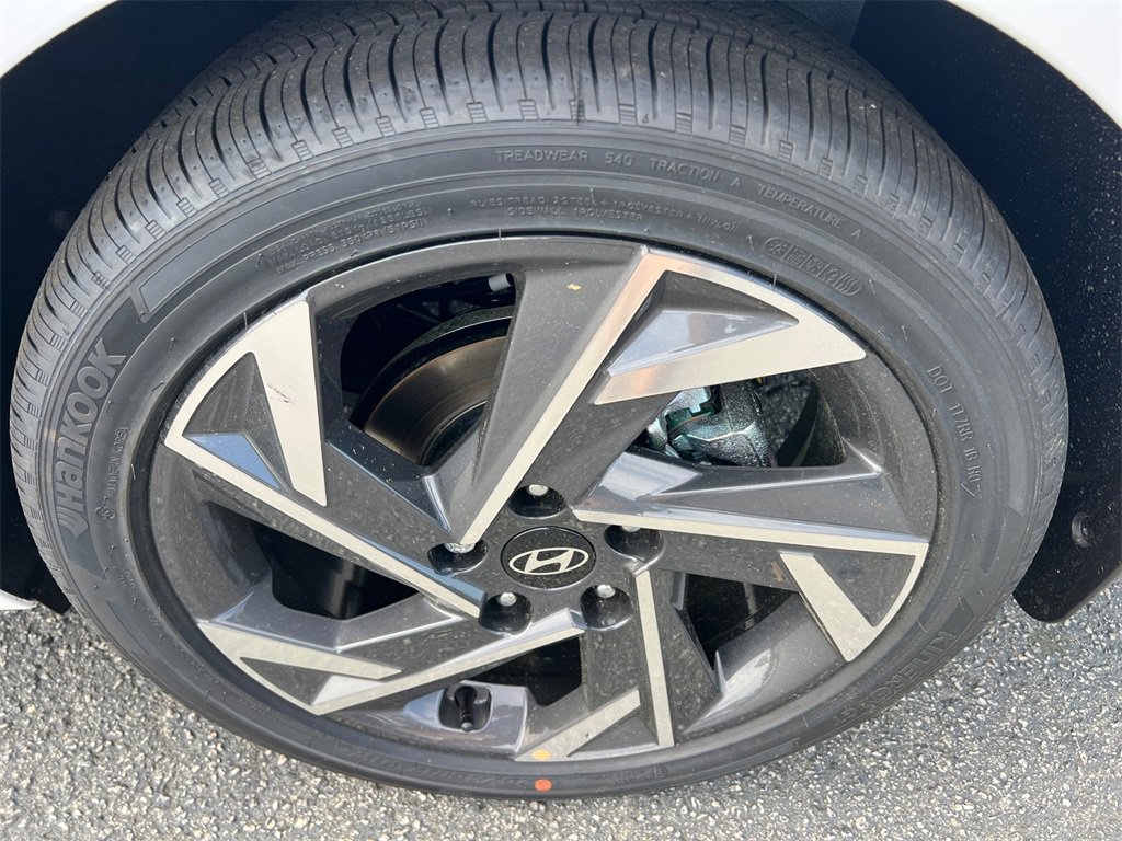 Used 2025 Hyundai Elantra Limited image 19