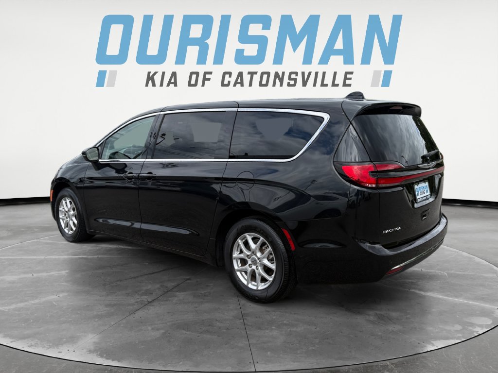 Used 2023 Chrysler Pacifica Touring-L FWD image 4