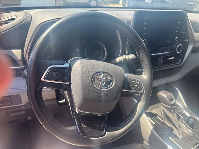 Used 2021 Toyota Highlander XLE AWD/4WD image 17