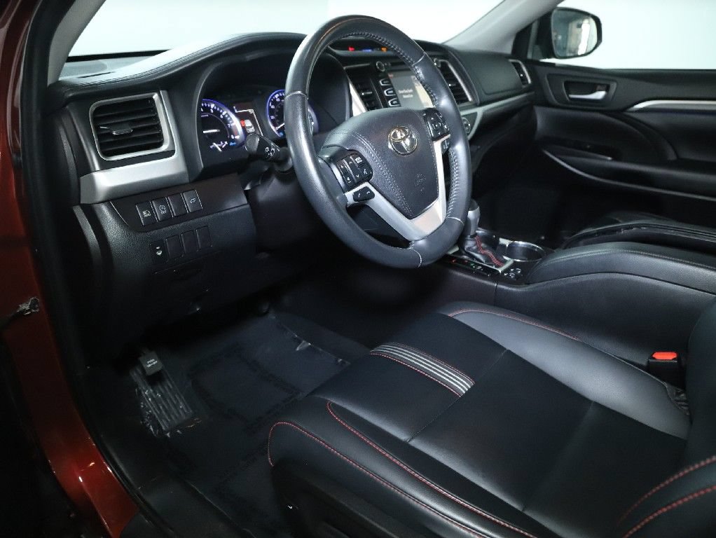 Used 2019 Toyota Highlander SE w/ Nightshade Edition AWD/4WD image 18