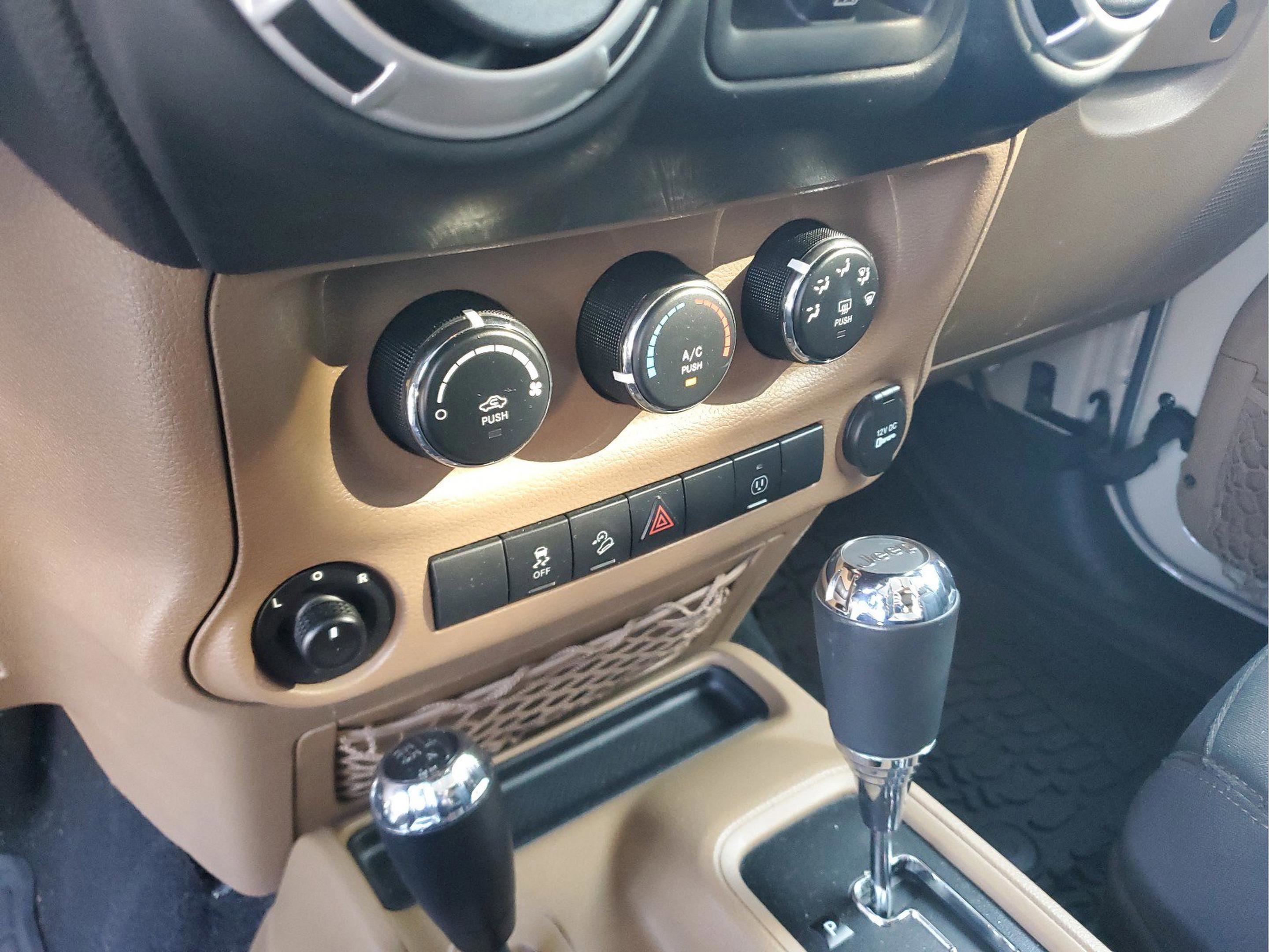 Used 2016 Jeep Wrangler Unlimited Sahara w/ Connectivity Group AWD/4WD image 20