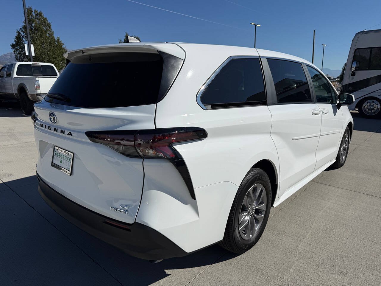 Used 2024 Toyota Sienna LE AWD/4WD image 3