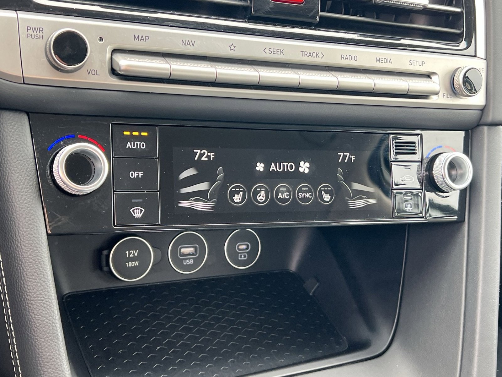 Used 2025 Genesis G70 2.5T image 21