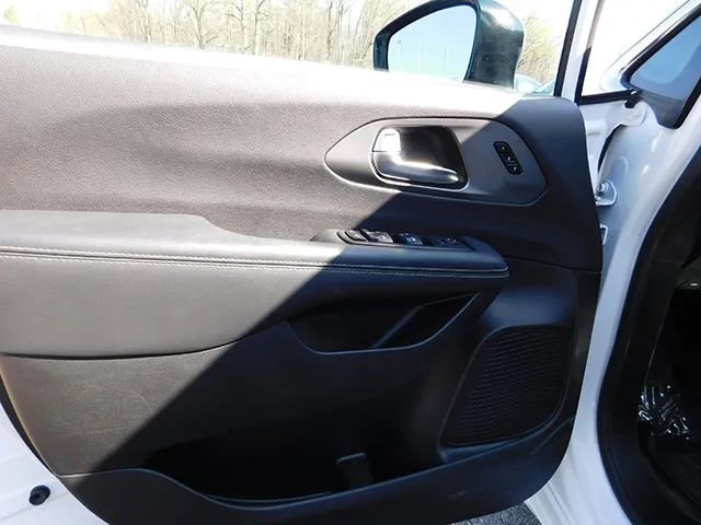 Used 2025 Chrysler Pacifica Select FWD image 14