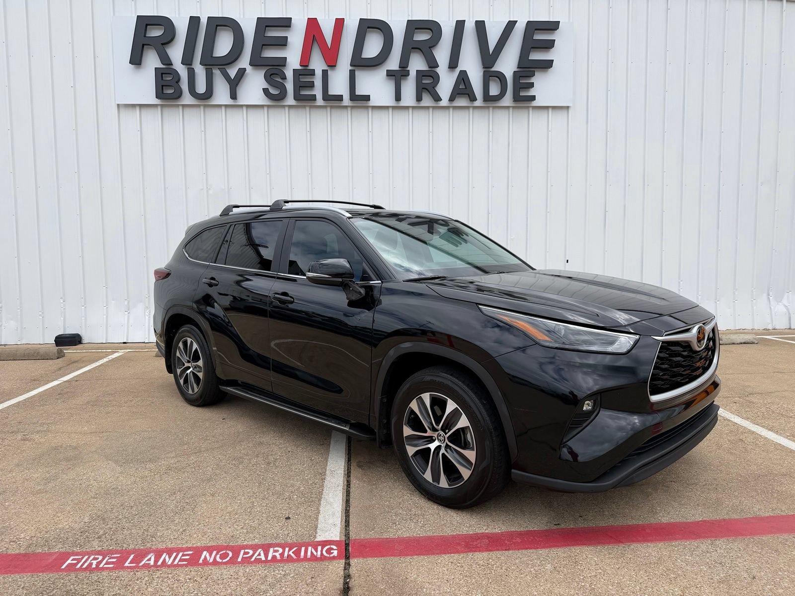 Used 2024 Toyota Highlander XLE FWD image 9