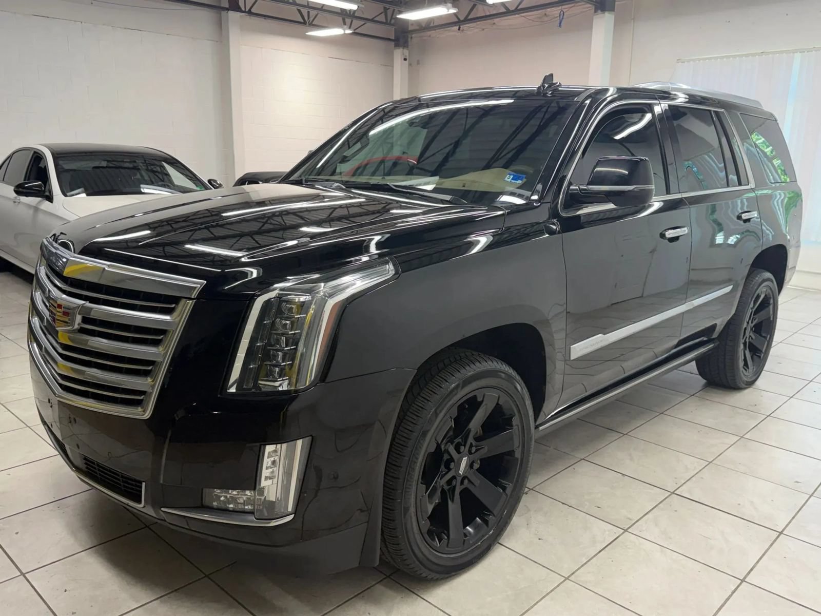 Used 2019 Cadillac Escalade Platinum AWD/4WD image 3