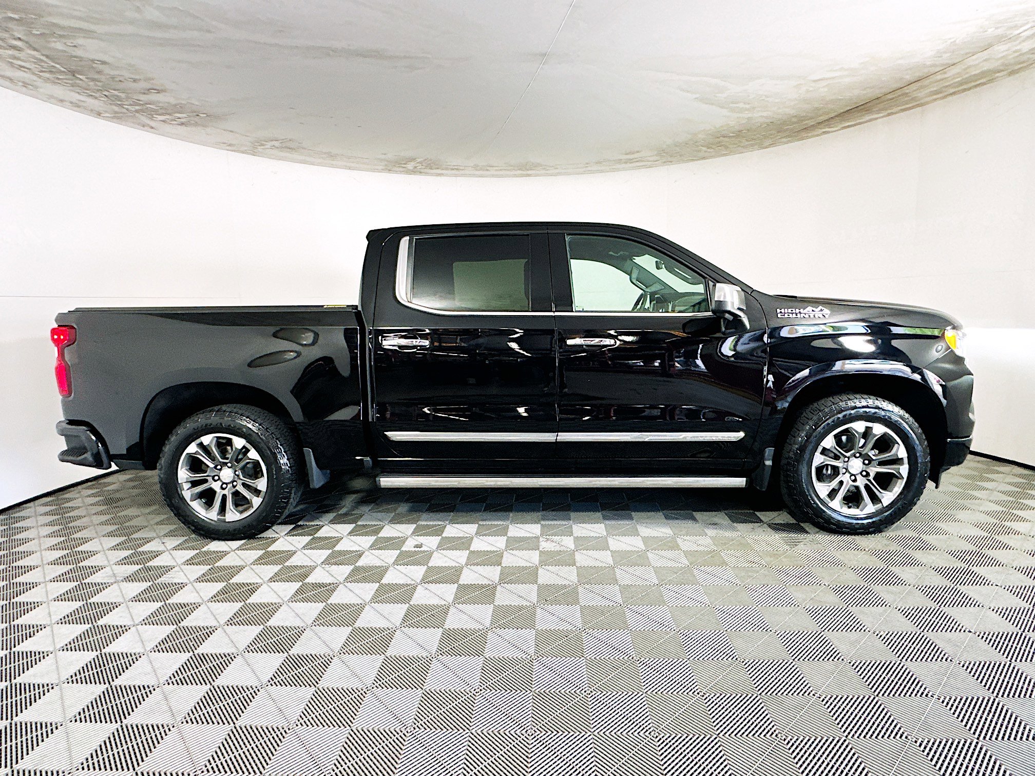 Used 2023 Chevrolet Silverado 1500 High Country w/ Technology Package AWD/4WD image 2