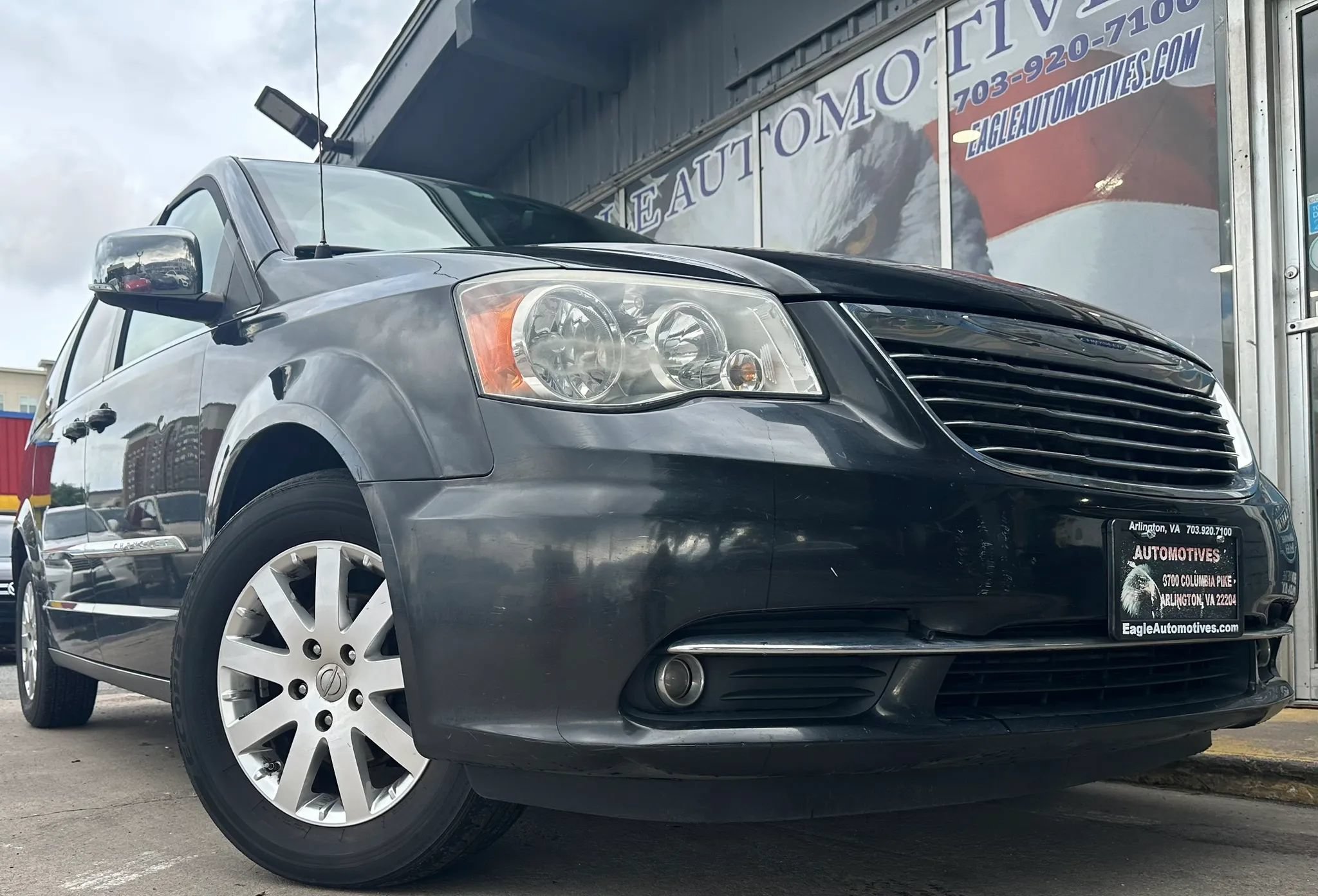 Used 2011 Chrysler Town & Country Touring-L w/ Driver Convenience Group FWD image 1