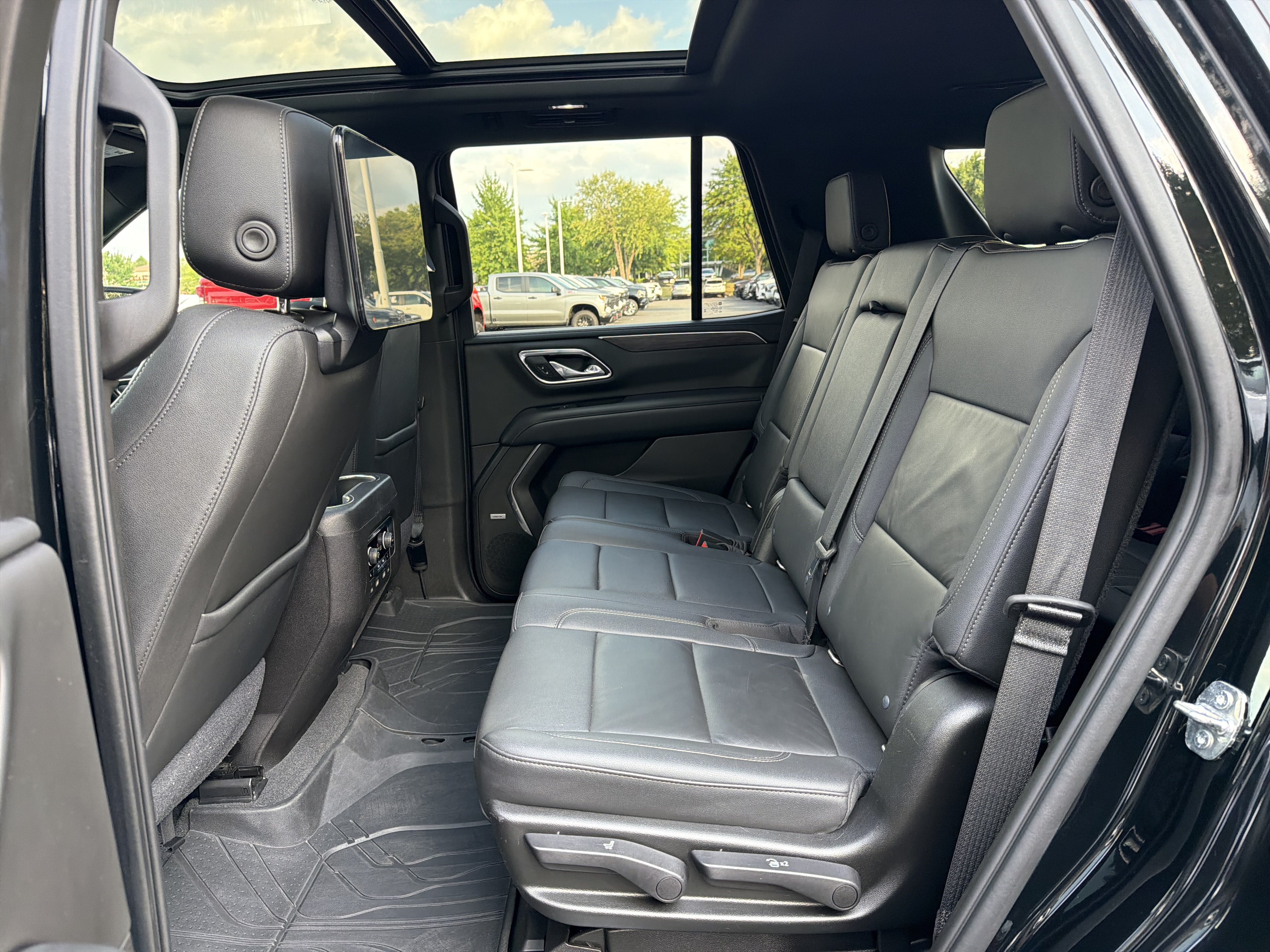 Used 2021 Chevrolet Tahoe Z71 w/ Z71 Off-Road Package AWD/4WD image 32