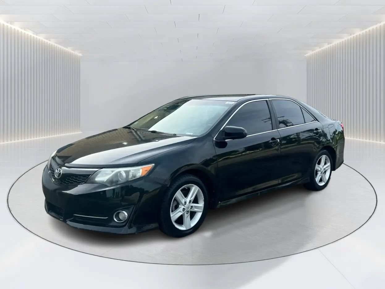 Used 2012 Toyota Camry SE FWD image 1