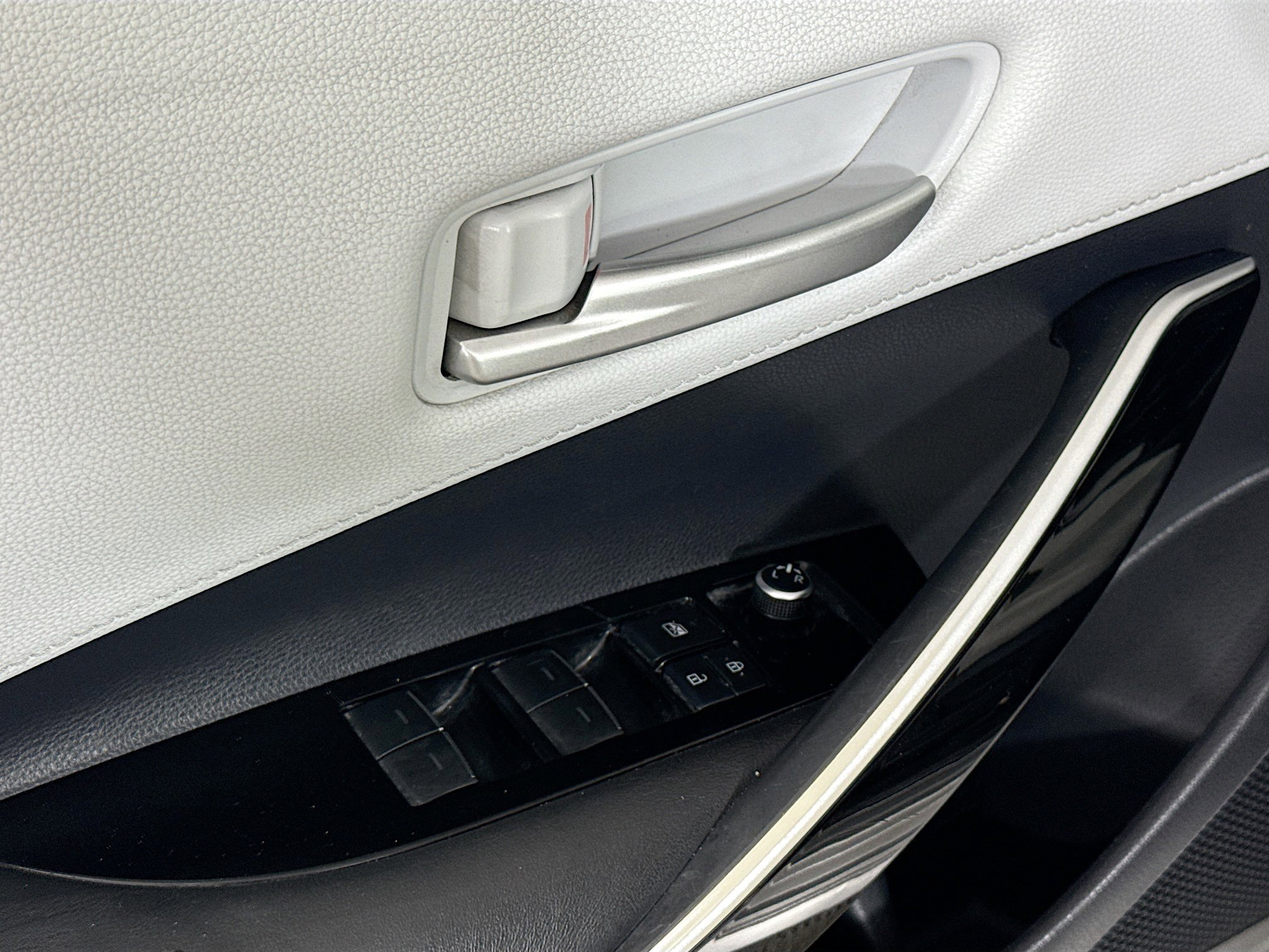 Used 2020 Toyota Corolla XSE image 24