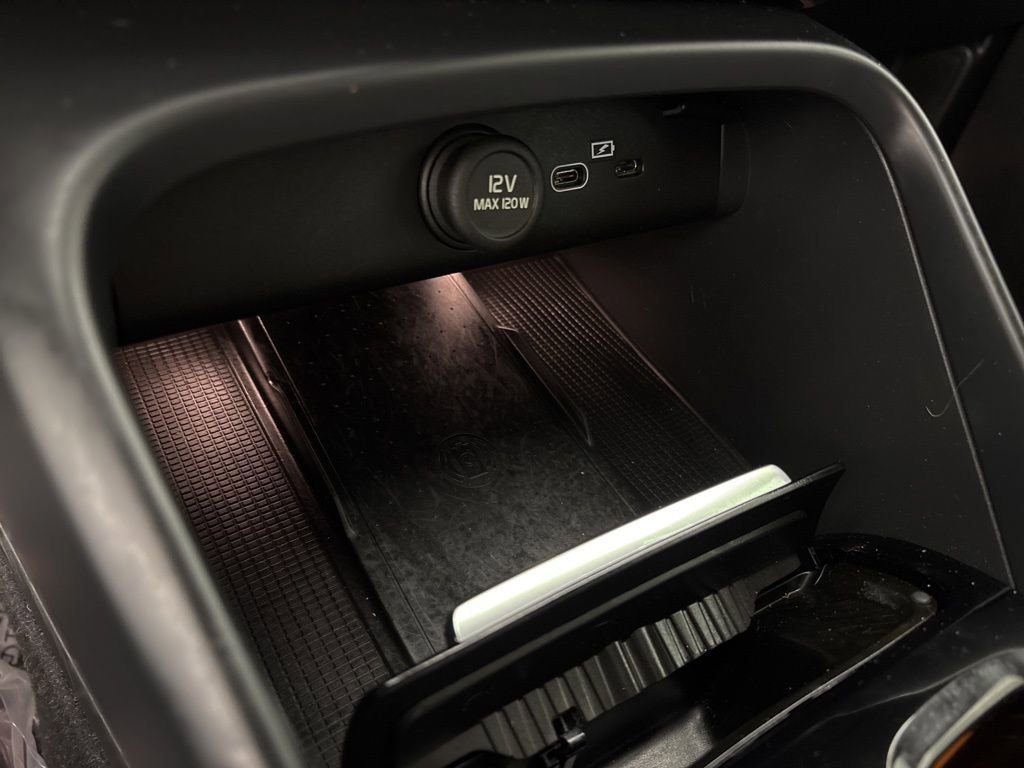 Used 2023 Volvo C40 P8 Recharge Plus image 37