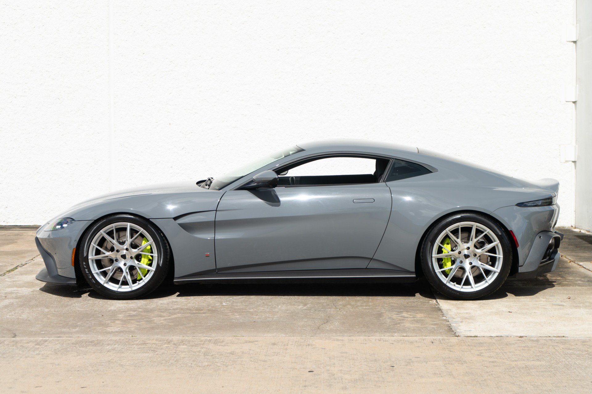 Used 2020 Aston Martin V8 Vantage Coupe RWD image 3
