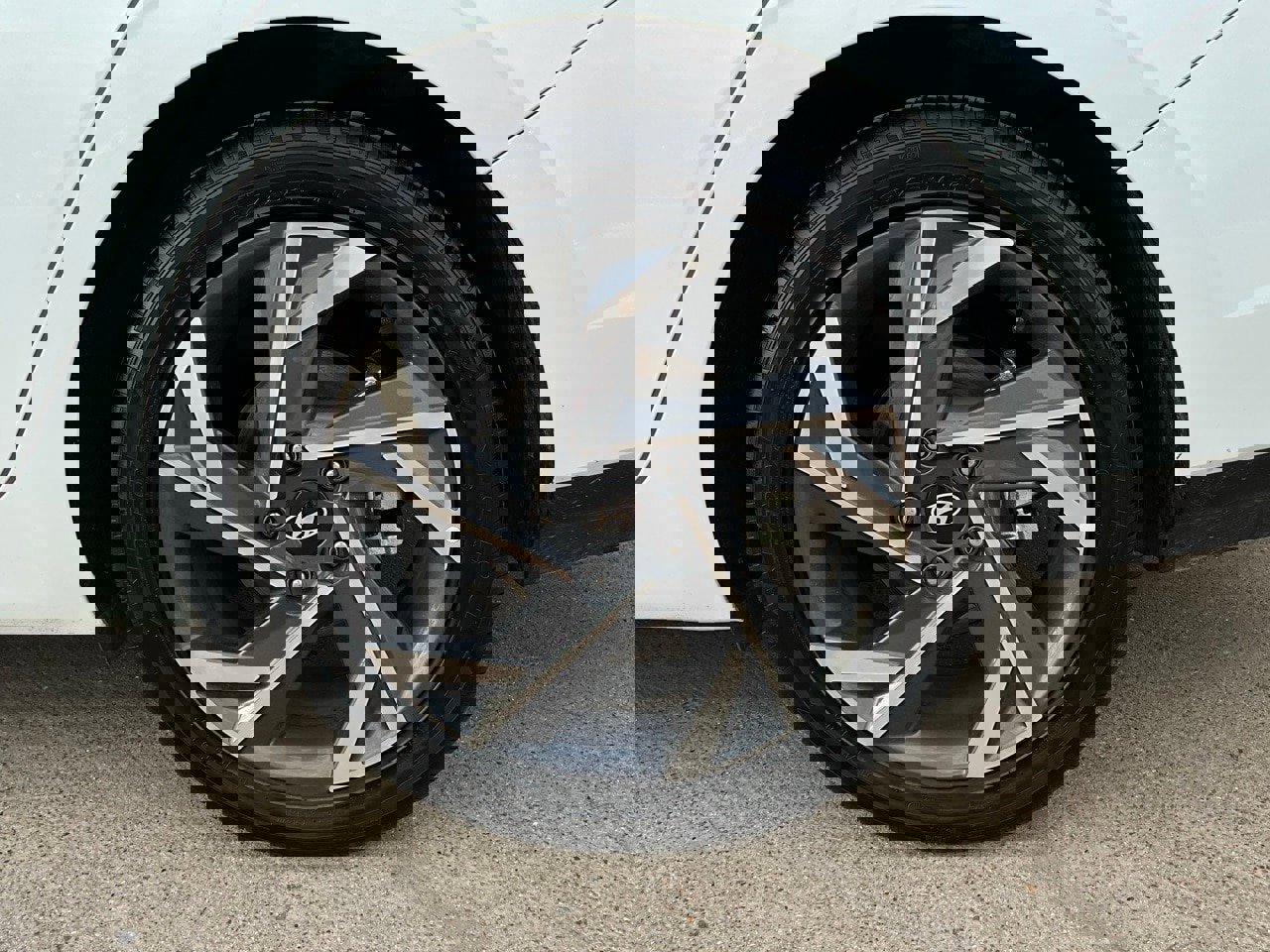 Used 2025 Hyundai Elantra Limited image 9