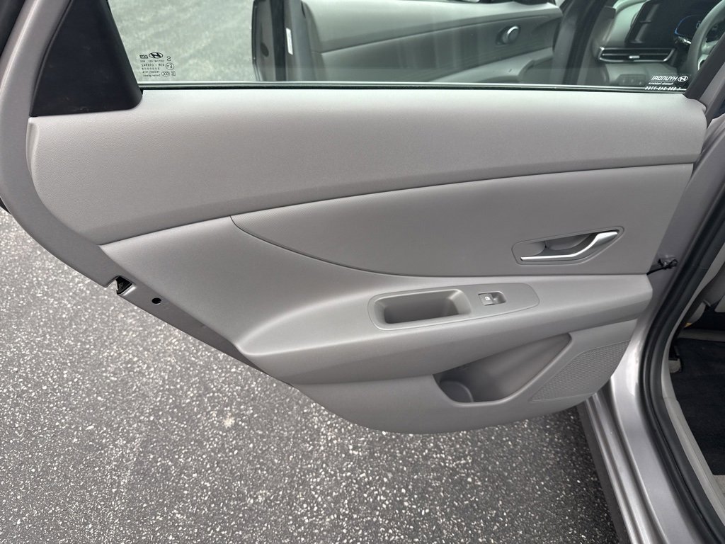 Used 2025 Hyundai Elantra SE w/ Cargo Package image 33