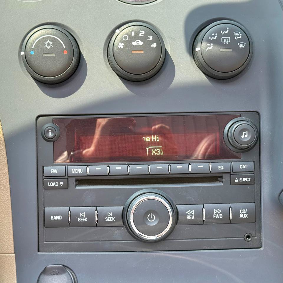 Used 2006 Pontiac Solstice Convertible w/ Premium Package RWD image 20