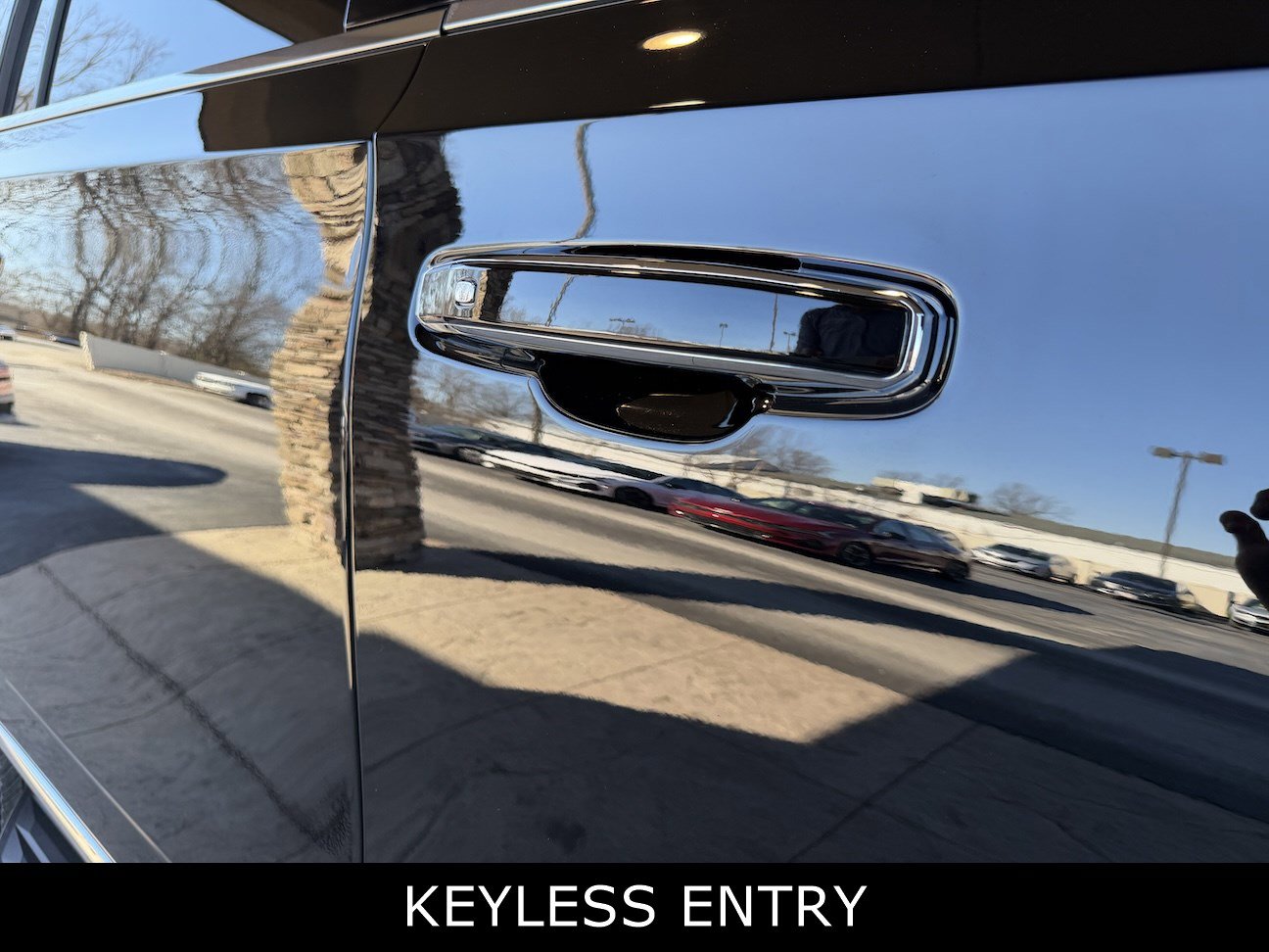 Used 2023 GMC Yukon XL SLT w/ SLT Luxury Package image 13