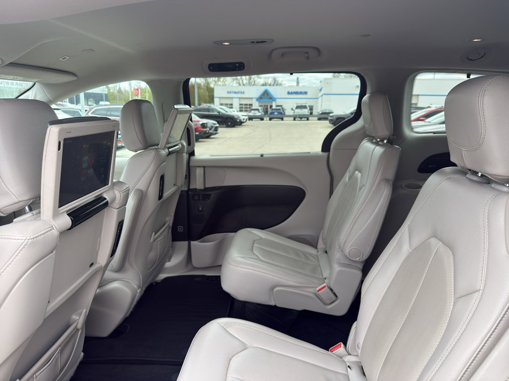Used 2019 Chrysler Pacifica Touring-L Plus w/ Tire & Wheel Group FWD image 28