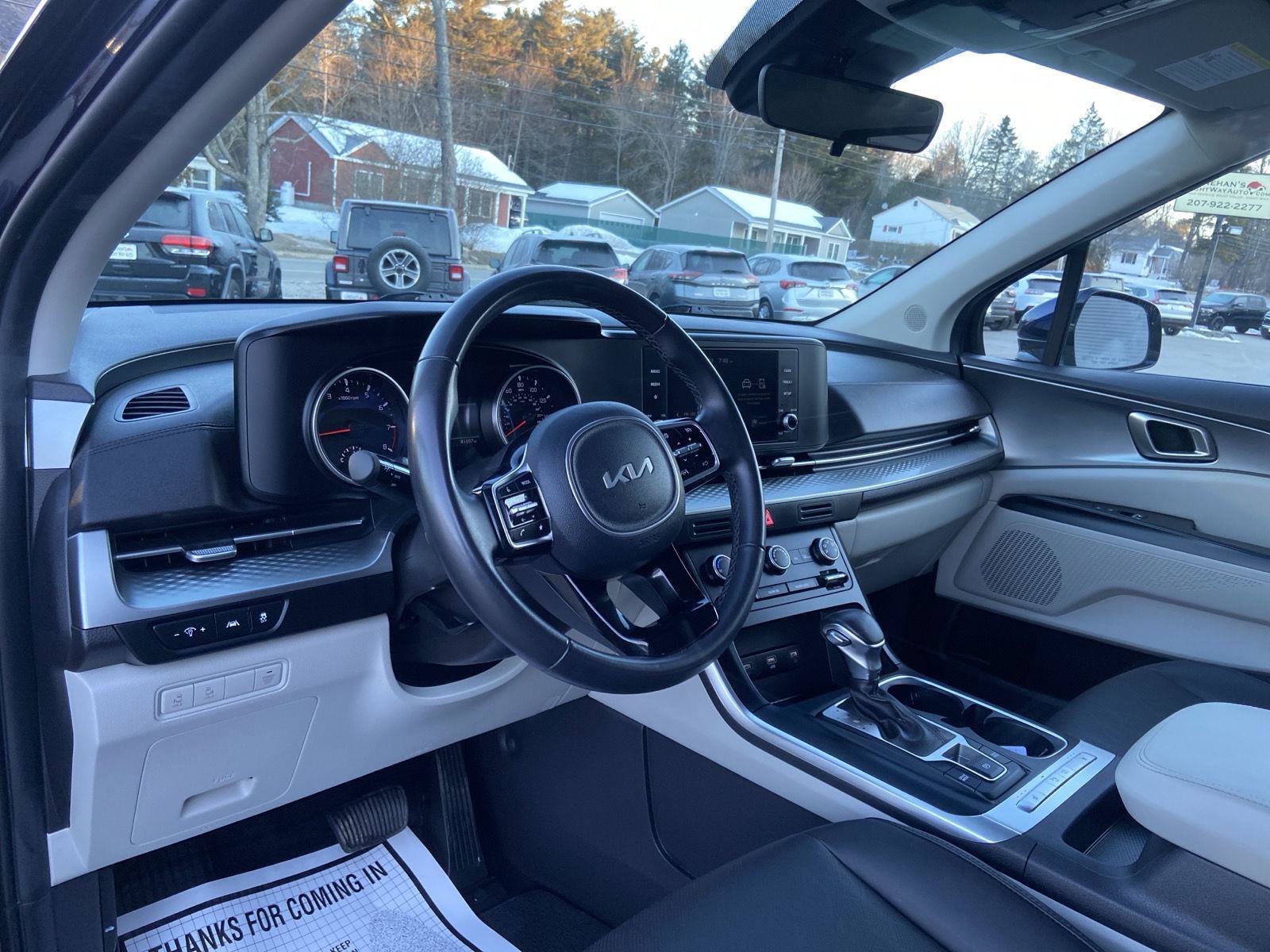 Used 2024 Kia Carnival LX image 14