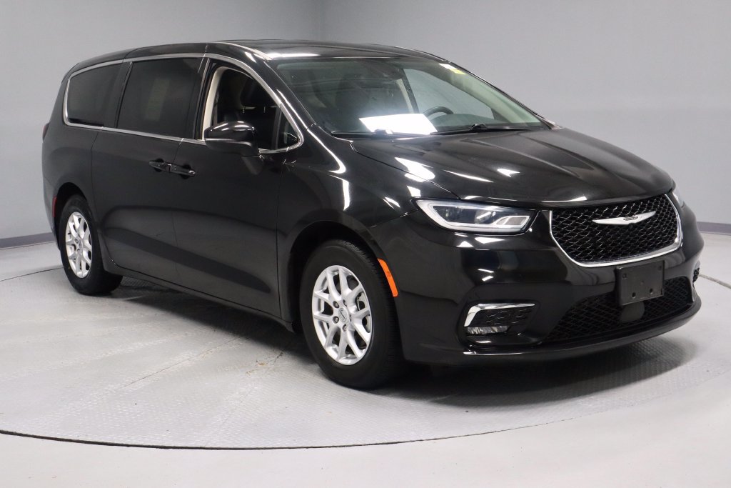 Used 2023 Chrysler Pacifica Touring-L FWD image 1