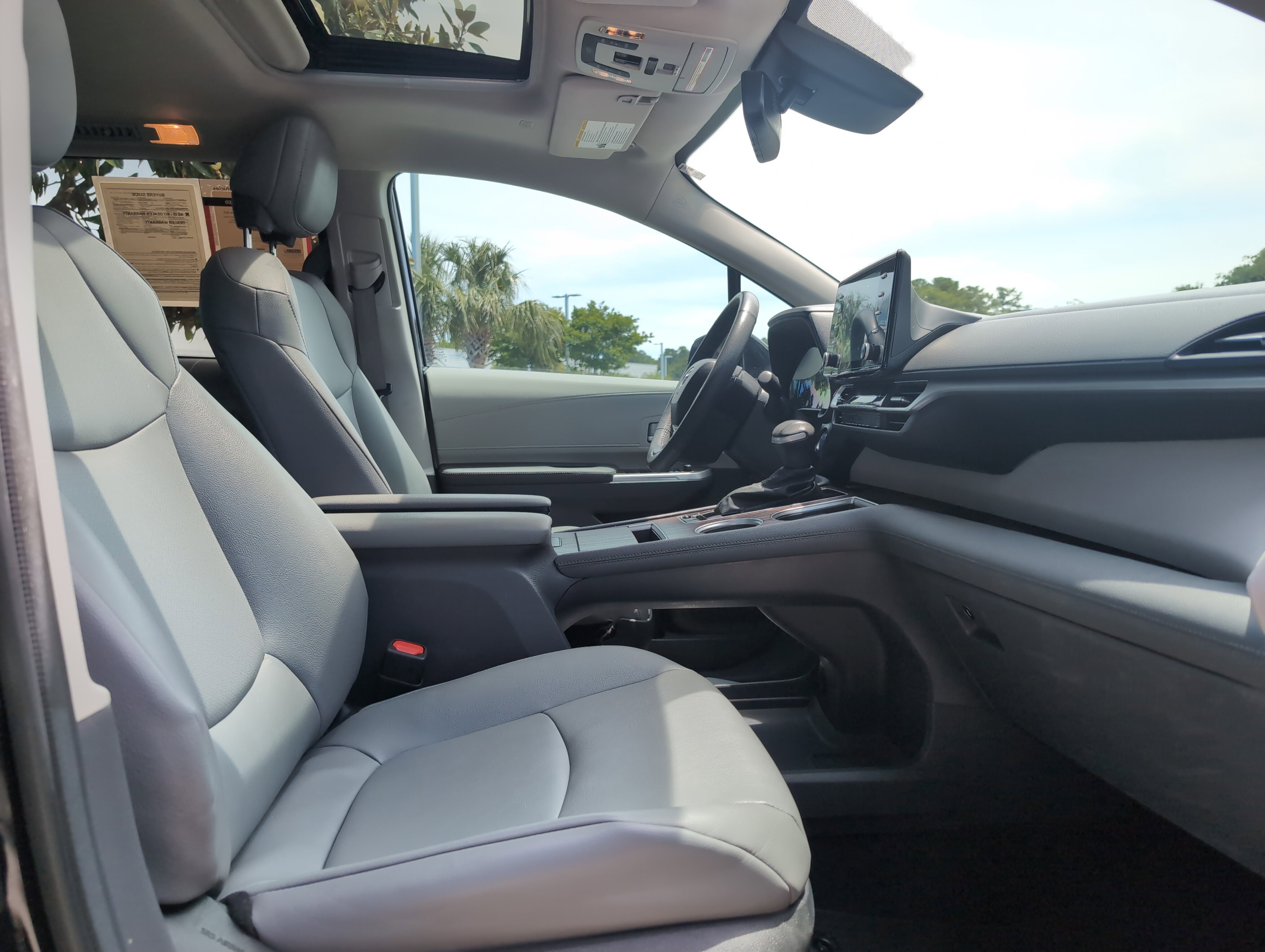 Certified 2023 Toyota Sienna XLE FWD image 33
