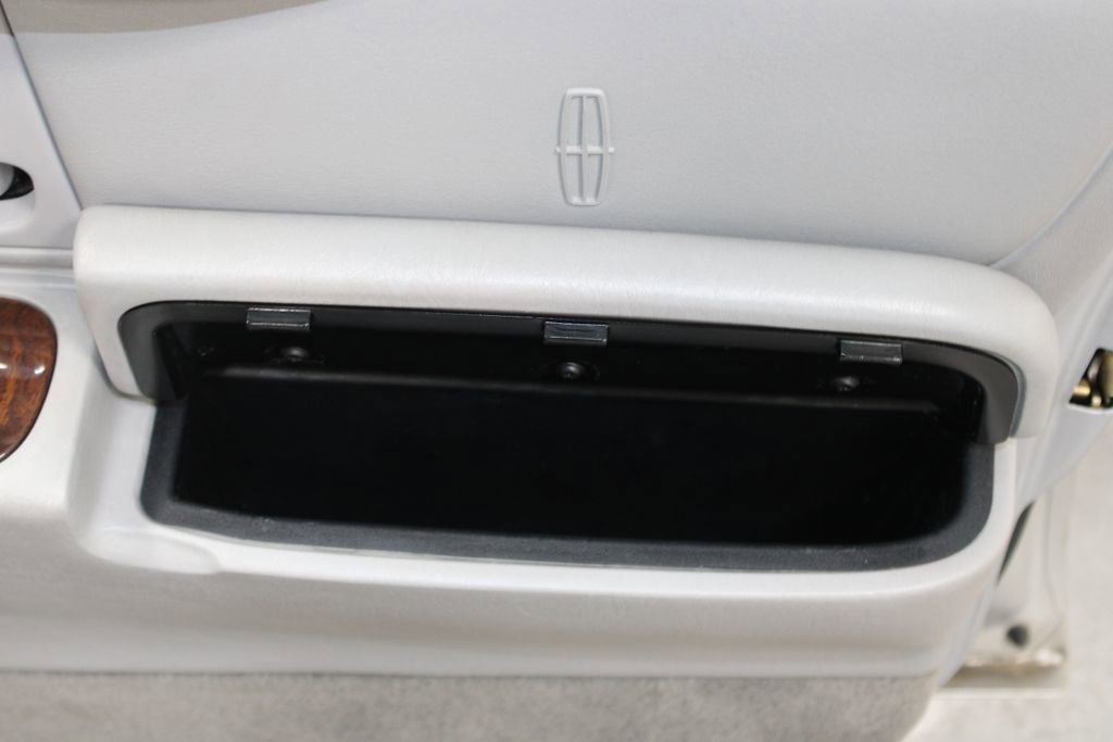 Used 2002 Lincoln Town Car Executive image 29