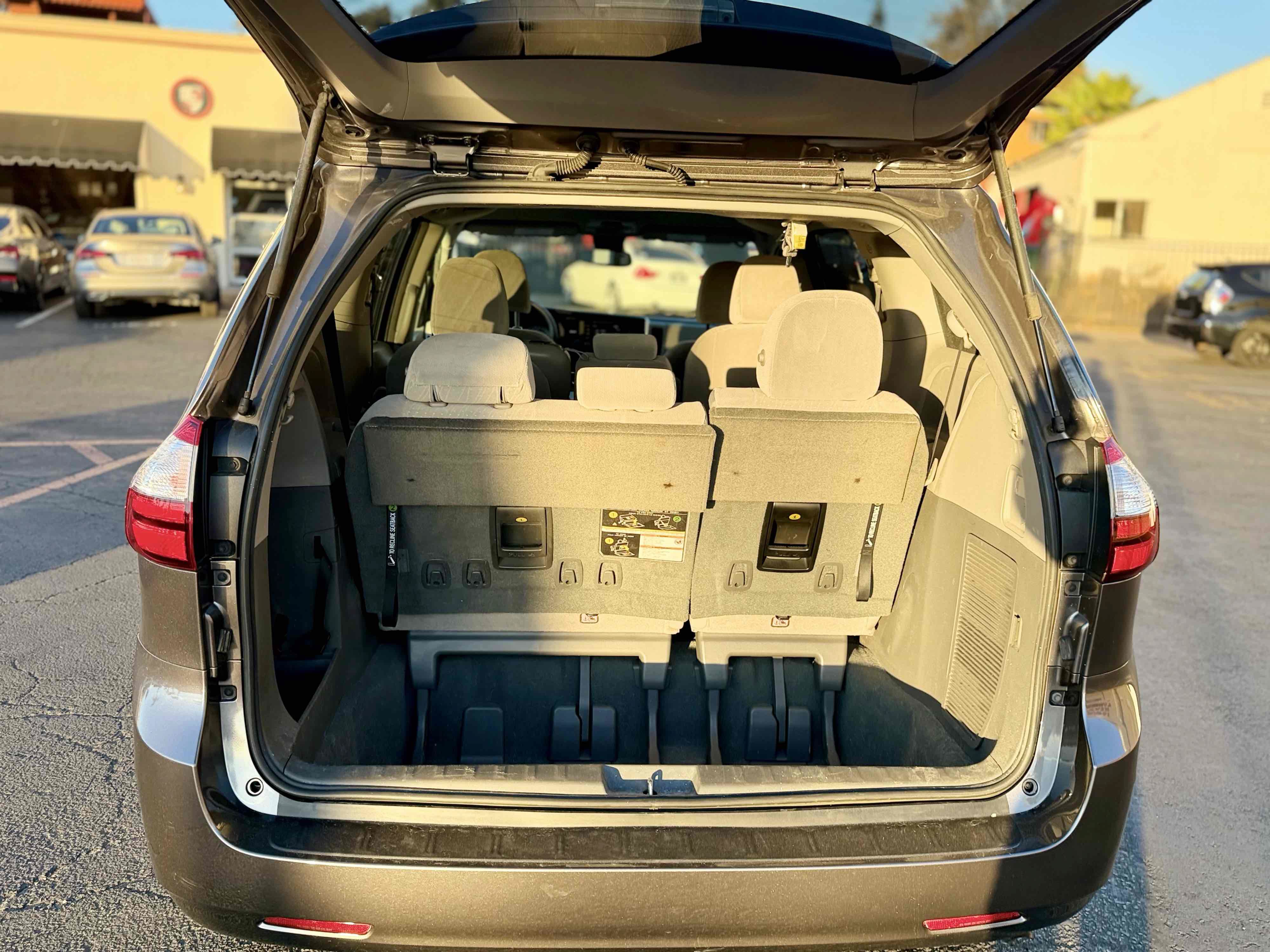 Used 2019 Toyota Sienna LE w/ Carpet Mat Package FWD image 15