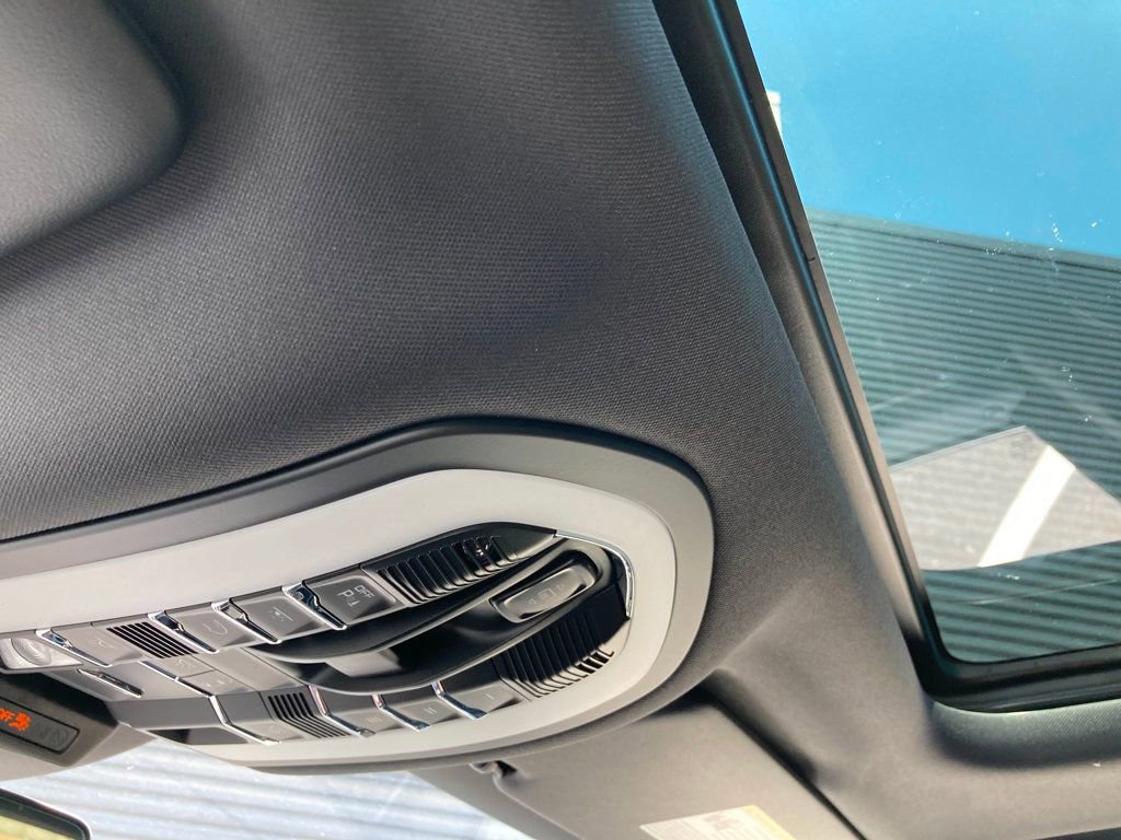 Used 2024 Porsche Macan image 16