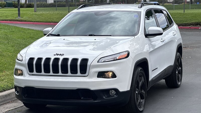Used 2016 Jeep Cherokee Latitude FWD image 2