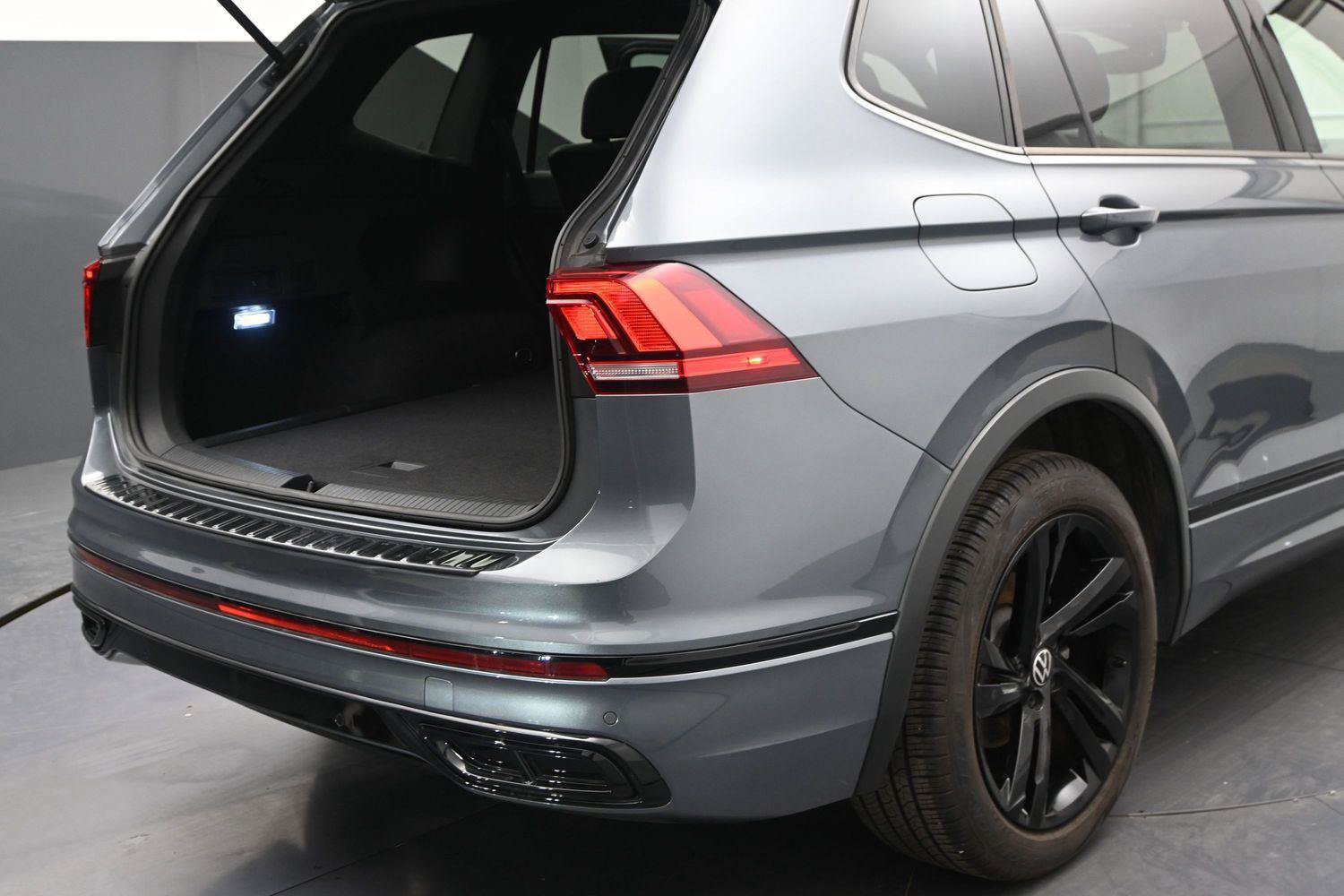 Certified 2023 Volkswagen Tiguan SE R-Line AWD/4WD image 12
