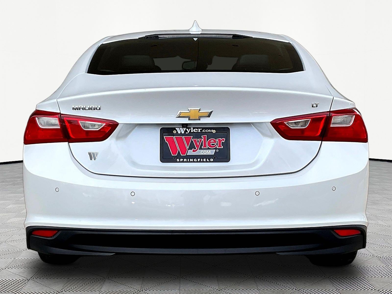 Used 2017 Chevrolet Malibu LT w/ Leather Package FWD image 5