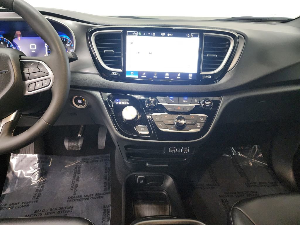 Used 2025 Chrysler Pacifica Select FWD image 17
