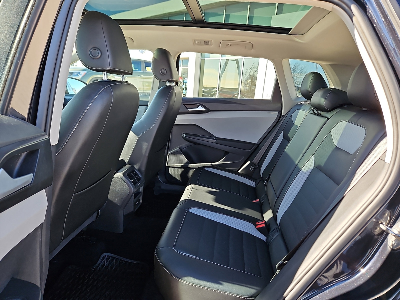 Certified 2022 Volkswagen Taos SEL w/ Panoramic Sunroof Package image 8