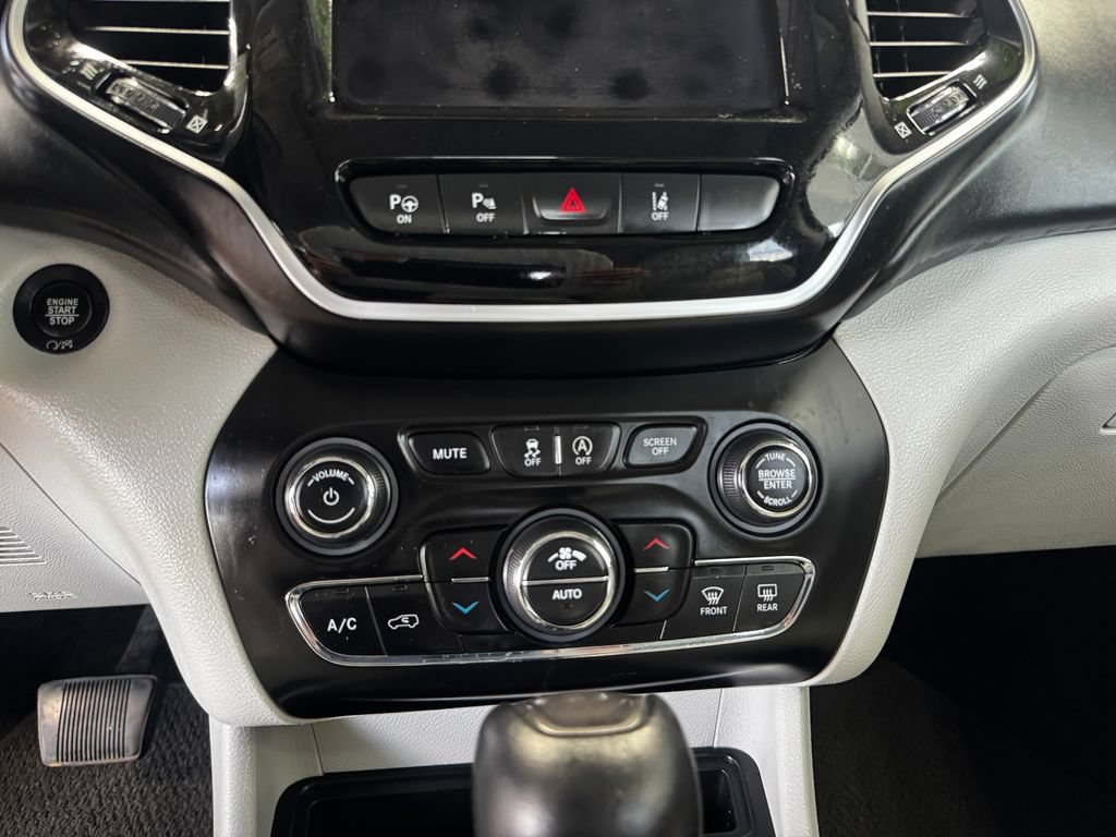 Used 2019 Jeep Cherokee Overland w/ Technology Group AWD/4WD image 19