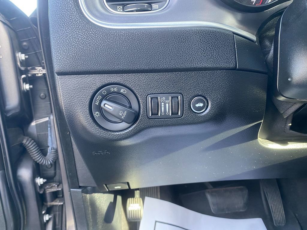Used 2020 Dodge Charger SXT image 14