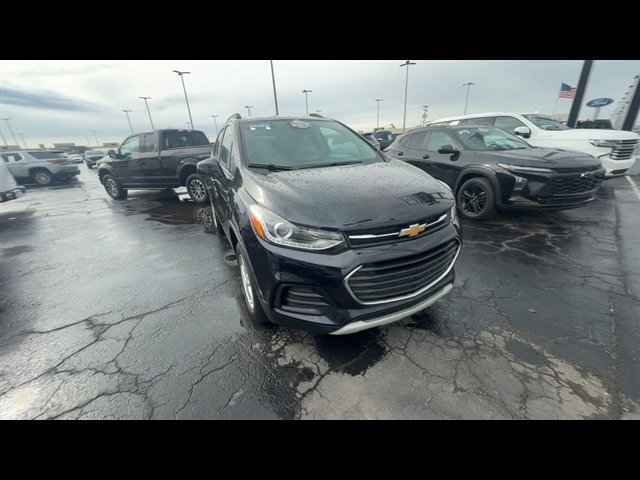 Certified 2022 Chevrolet Trax LT w/ LT Convenience Package image 2