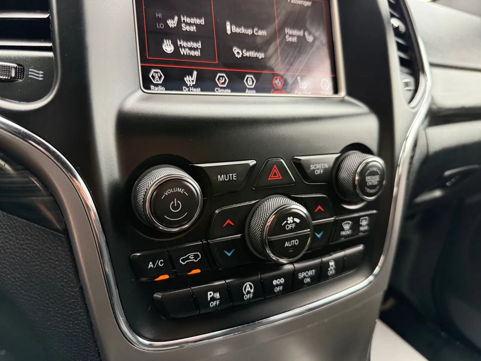 Used 2019 Jeep Grand Cherokee Laredo AWD/4WD image 31