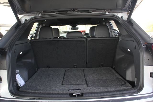 Used 2025 Volkswagen Atlas Cross Sport SE w/ Panoramic Sunroof Package image 35