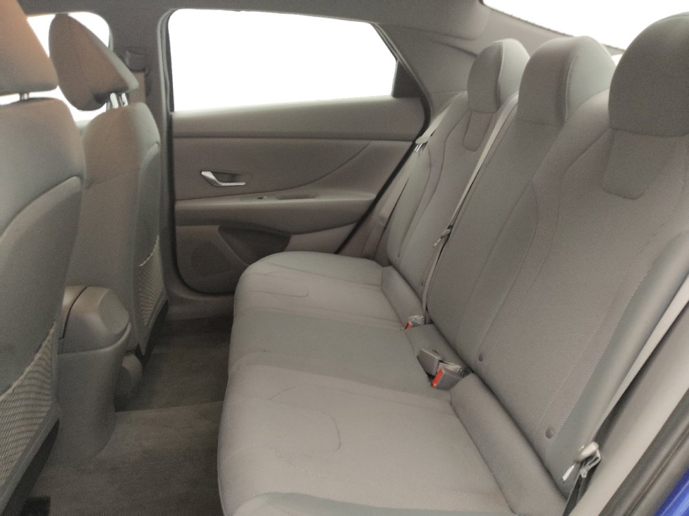 Used 2021 Hyundai Elantra SE FWD image 18